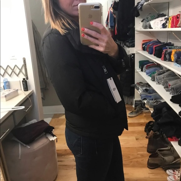 UGG SHORT PUFF COAT BRAND NEW - Picture 3 of 6